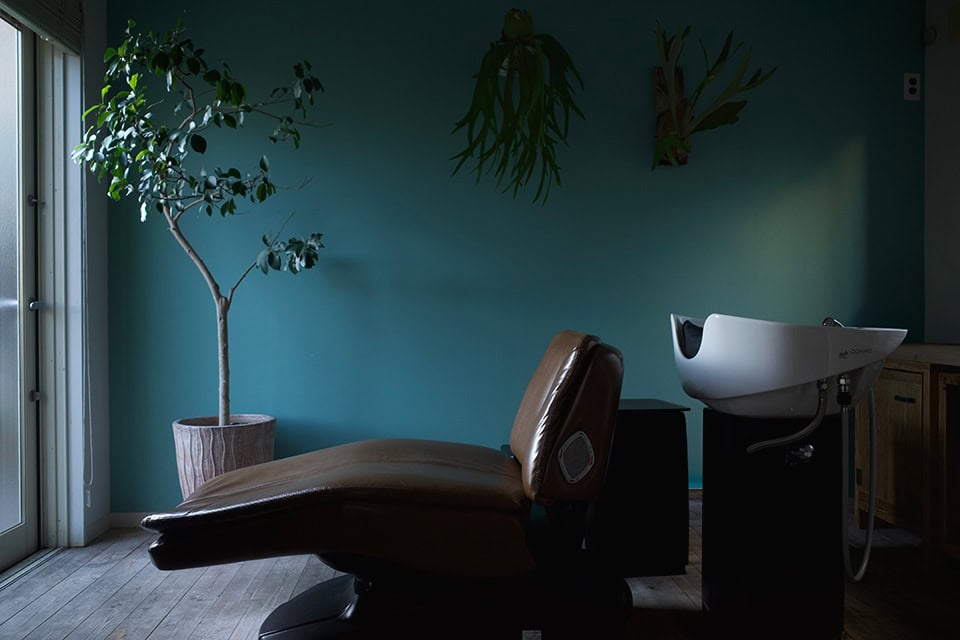 風がもたらす心地よさの中でのヘッドスパは至福の時。